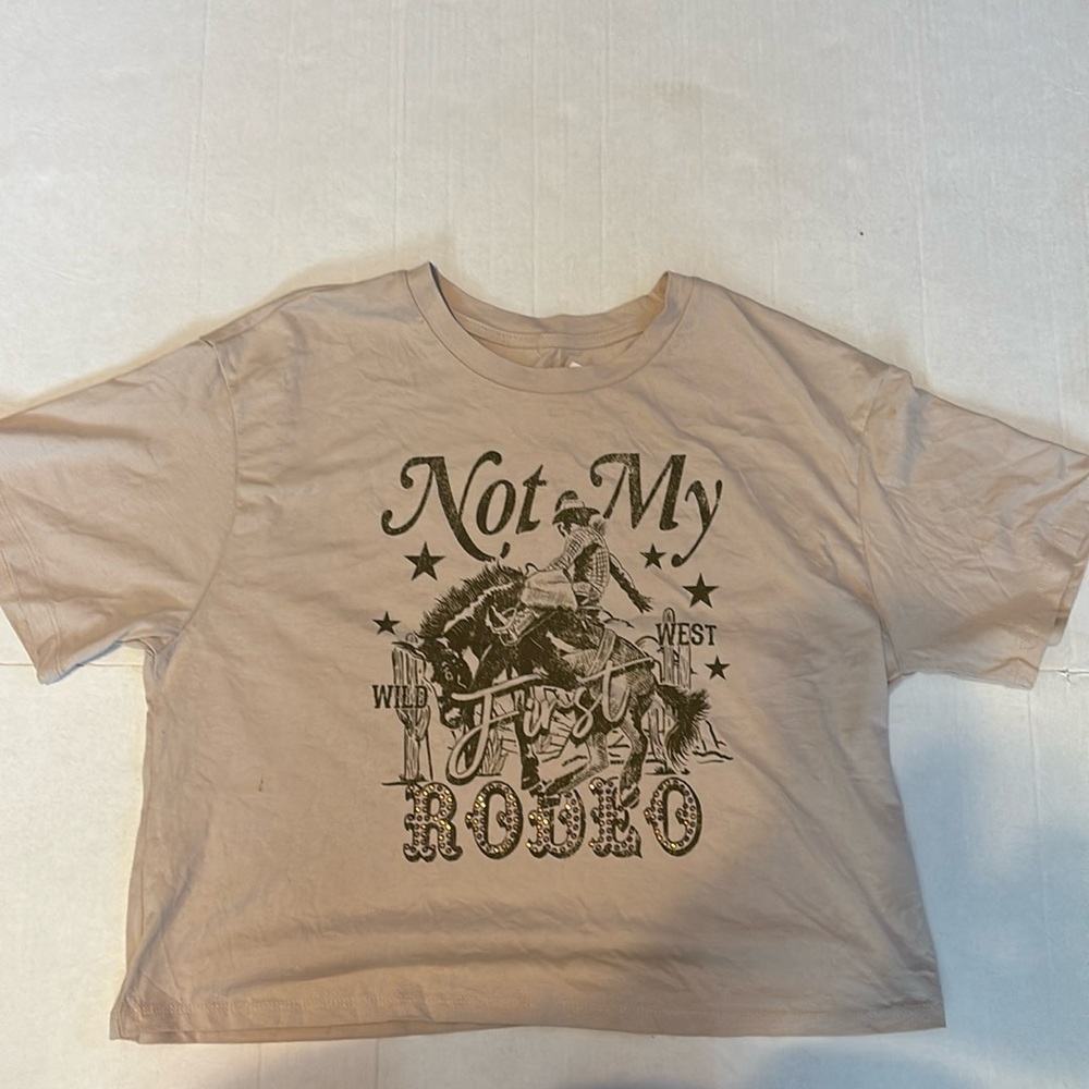 NWT “Not my first rodeo” tee Juniors xl